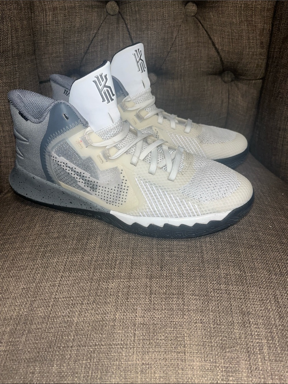 Nike Kyrie Flytrap 5 GS basketball shoes white/smoke grey youth size 6